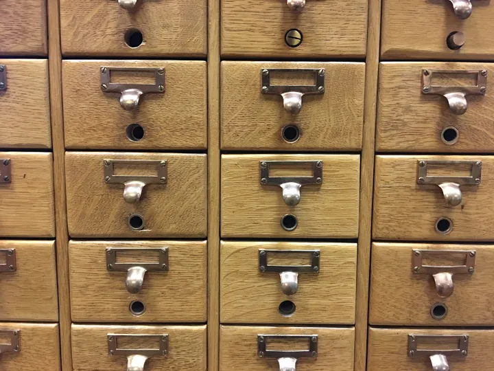 Photo d’origine : Tiroirs en chêne d'un fichier de bibliothèque, chacun muni de son porte-étiquette en laiton