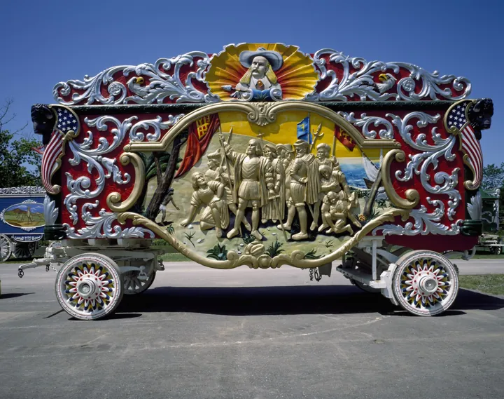 Original photo: Char de parade de cirque (« bandwagon ») richement sculpté et peint, aux roues multicolores
