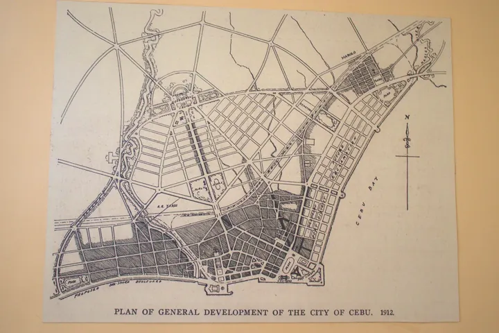 Original photo: Plan d’aménagement d’une ville côtière tracé à l’encre, avec ses avenues et ses quartiers.