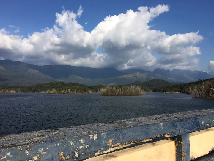Original photo: Retenue d’eau bordée de montagnes, vue depuis le parapet d’un barrage.