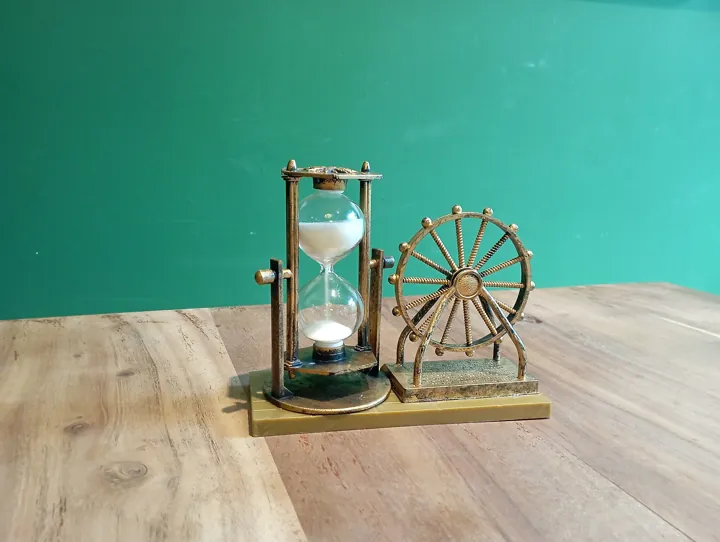 Photo d’origine : Sablier de bureau : le temps que l'on attend s'écoule grain par grain.