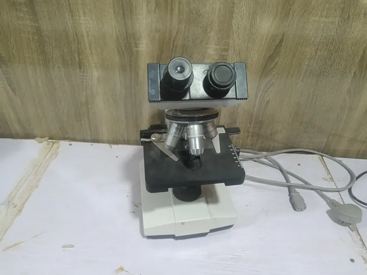 Photo d’origine : Un microscope posé sur une paillasse de laboratoire