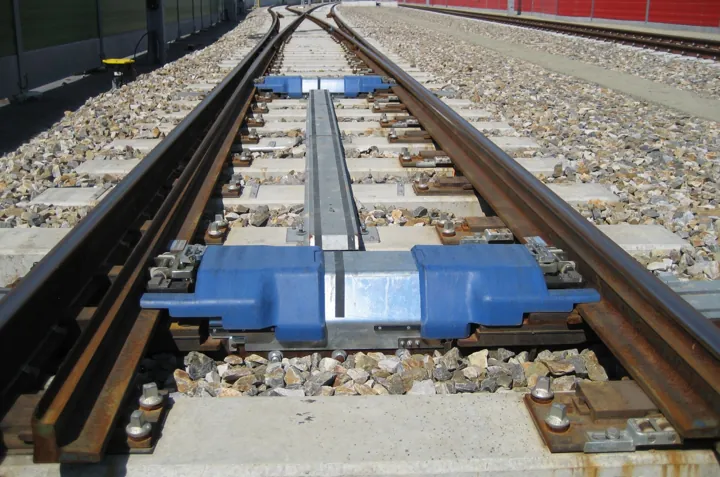 Original photo: Aiguillage ferroviaire vu de près, où la voie se sépare en deux.