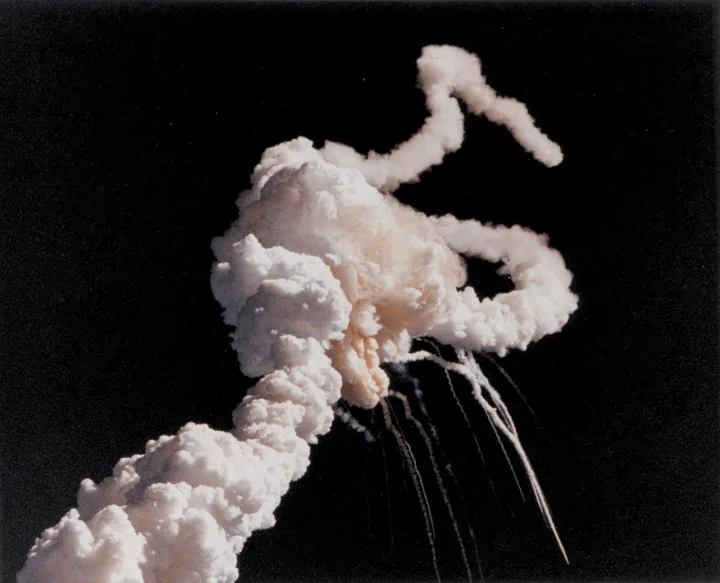 Photo d’origine : Panache de fumée de l'explosion de la navette spatiale Challenger dans le ciel