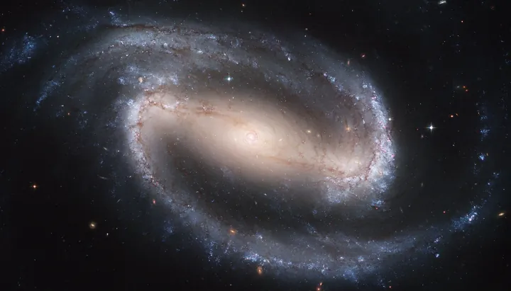 Original photo: Une galaxie spirale barrée photographiée par le télescope spatial Hubble, ses bras enroulés autour d'un noyau lumineux.
