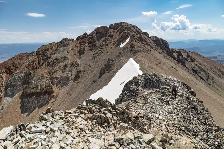 Photo d’origine : Crête rocheuse menant au sommet d'Electric Peak, avec un randonneur isolé