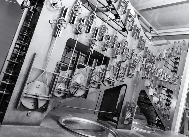Photo d’origine : Machine mécanique à prédire les marées, faite de poulies, de câbles et de cadrans en laiton.