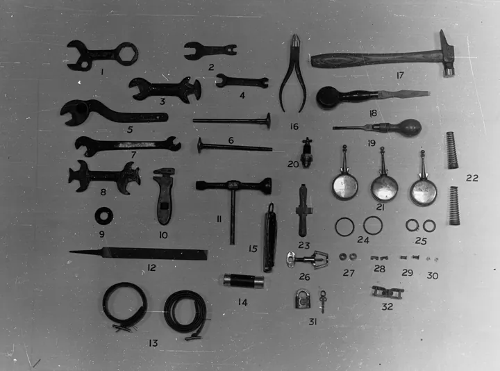 Original photo: Une collection d'outils numérotés, disposés côte à côte pour comparaison