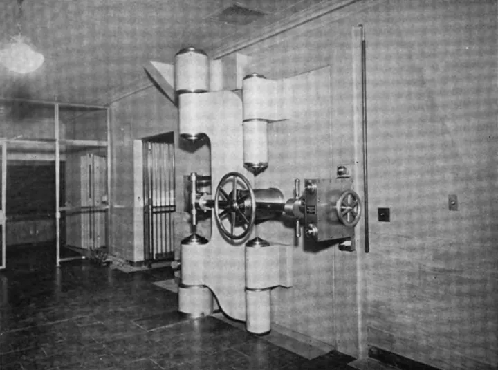 Original photo: Porte de chambre forte d'une banque, avec ses gros verrous cylindriques et ses volants de manœuvre.