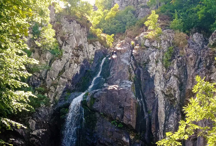 Photo d’origine : Une cascade qui dévale une paroi rocheuse par paliers