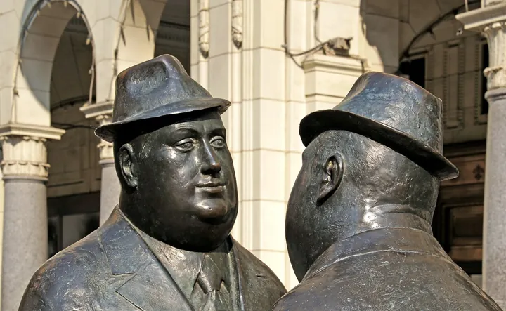 Photo d’origine : Deux statues en conversation