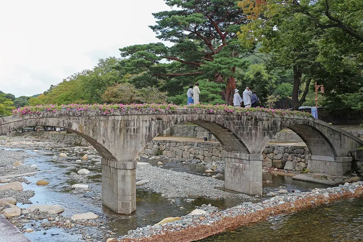 Original photo: A stone arch bridge