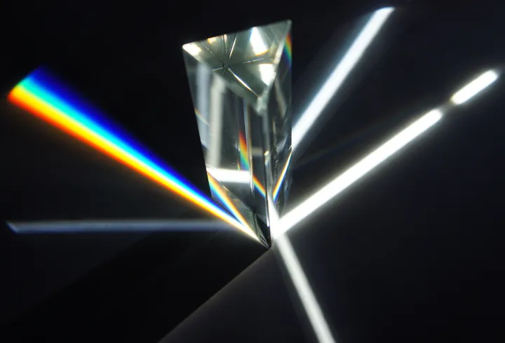 Photo d’origine : Un prisme qui décompose la lumière